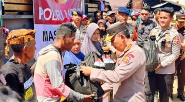 Kapolri Serahkan Bantuan Langsung ke Korban Gempa NTT